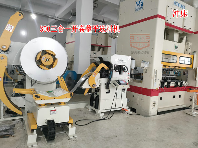 三合一開(kāi)卷整平送料機在新能源鋰電池電池殼自動(dòng)化沖壓中起到什么作用？